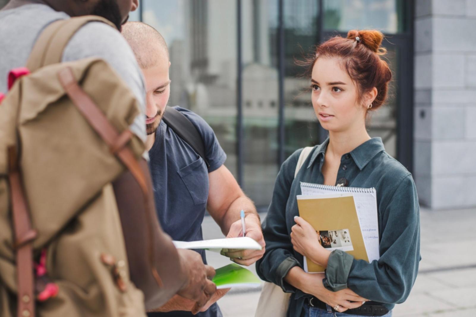 Analistas trabajando con modelos de valoración financiera