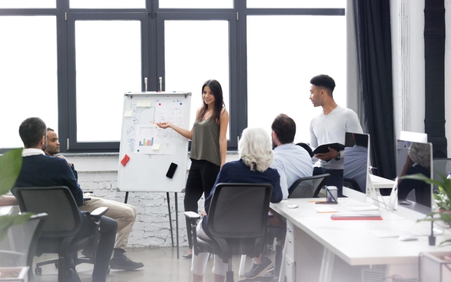Sesión de análisis financiero personalizada con herramientas digitales avanzadas